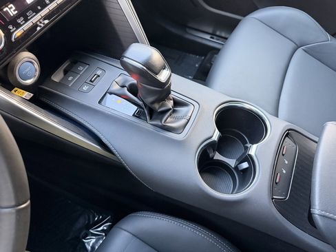 Used 2022 Toyota Venza XLE image 28