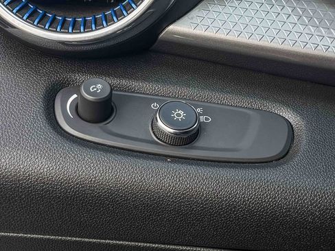 Certified 2025 Chevrolet Trax LT w/ LT Convenience Package image 44