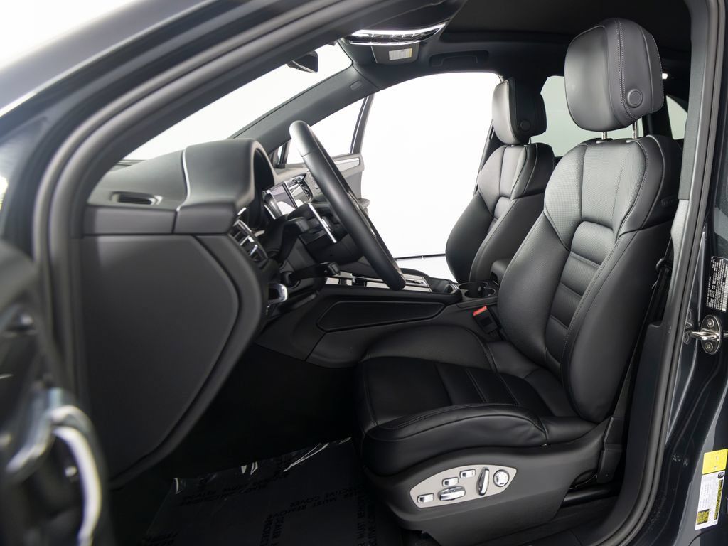 Certified 2026 Porsche Macan AWD/4WD image 4