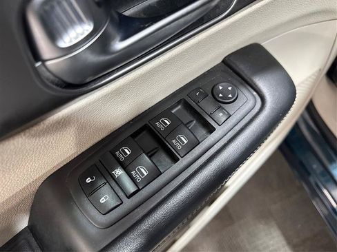 Used 2023 Chrysler Pacifica Touring-L w/ Uconnect Theater Family Group FWD image 35