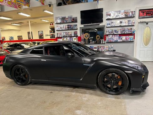 Used 2015 Nissan GT-R Black Edition image 4
