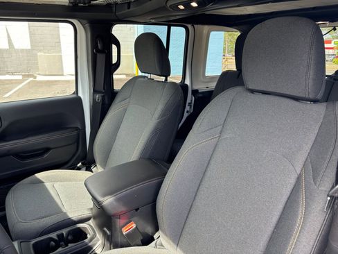 Used 2025 Jeep Wrangler Unlimited Sahara AWD/4WD image 34