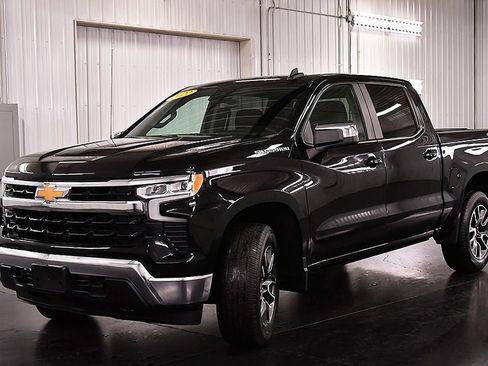 Used 2022 Chevrolet Silverado 1500 LT AWD/4WD image 3