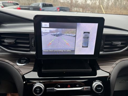 Used 2022 Ford Explorer Limited w/ Equipment Group 301A image 27