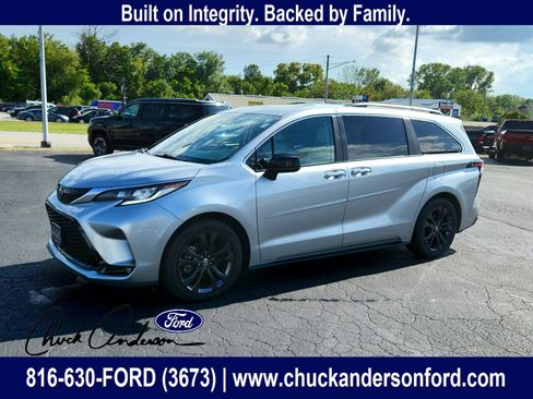Used 2023 Toyota Sienna XSE w/ XSE Plus Package image 2