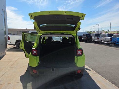 Used 2018 Jeep Renegade Altitude w/ UConnect 8.4 Nav Group AWD/4WD image 12