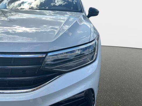 Certified 2024 Volkswagen Tiguan SE R-Line image 9