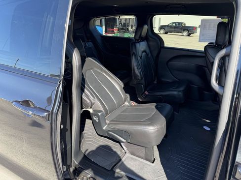 Used 2018 Chrysler Pacifica Touring-L Plus FWD image 10