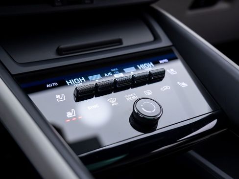 Certified 2024 Porsche Macan 4 Electric image 25