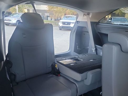 Used 2025 Toyota Sienna XLE image 31