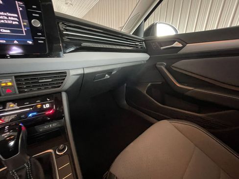 Used 2025 Volkswagen Jetta SE image 32