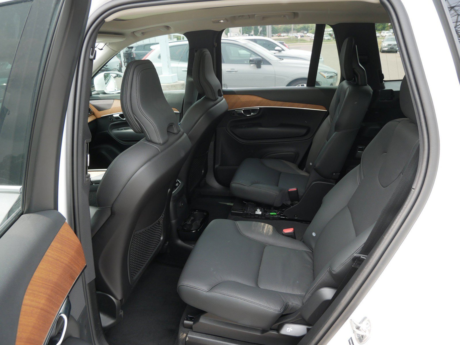 Certified 2025 Volvo XC90 T8 Plus w/ Protection Package Premier AWD/4WD image 11