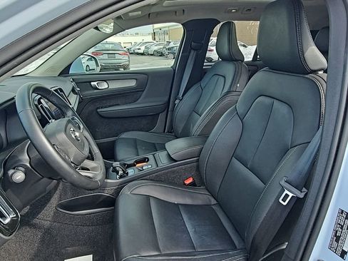 Certified 2025 Volvo XC40 B5 Core image 3