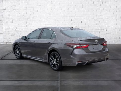 Used 2022 Toyota Camry SE image 2