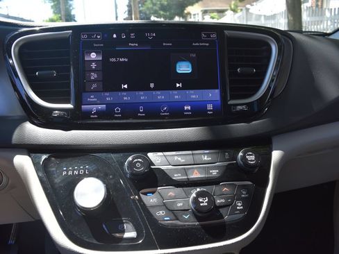 Used 2024 Chrysler Pacifica Touring-L FWD image 18