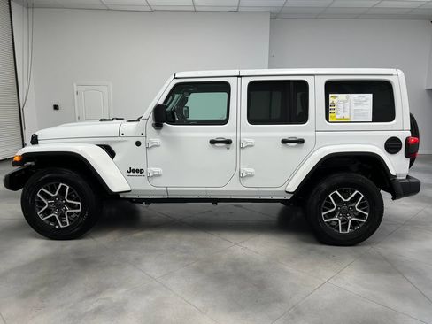 Used 2025 Jeep Wrangler Unlimited Sahara AWD/4WD image 5