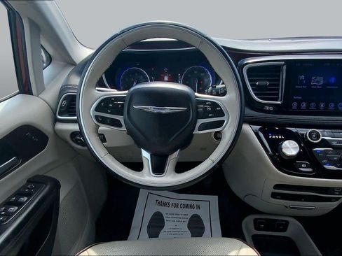 Used 2017 Chrysler Pacifica Limited w/ UConnect Theater Package FWD image 6
