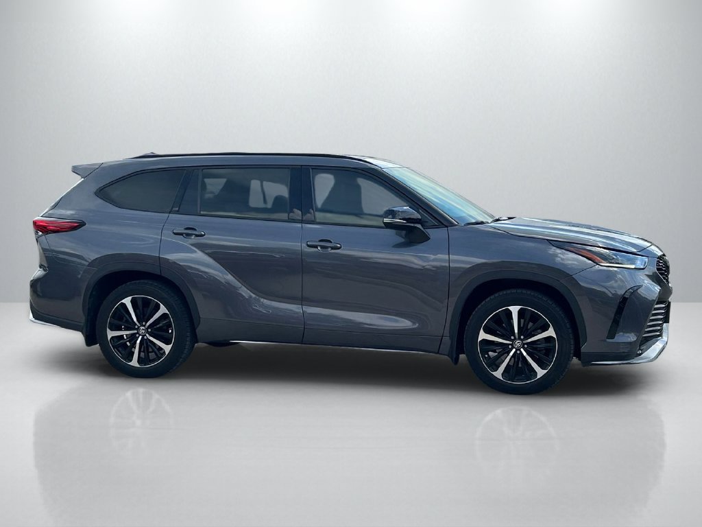 Used 2022 Toyota Highlander XSE FWD image 4