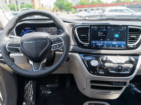 Used 2024 Chrysler Pacifica Touring-L FWD image 13