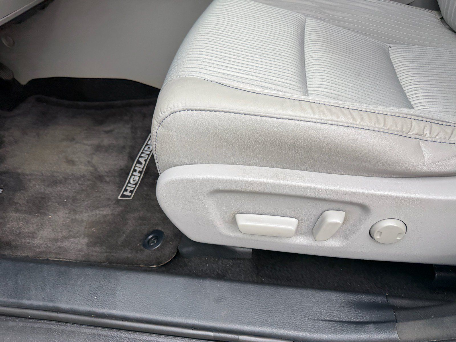 Used 2017 Toyota Highlander Plus w/ Carpet Mat Package FWD image 24