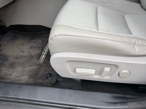 Used 2017 Toyota Highlander Plus w/ Carpet Mat Package FWD image 24