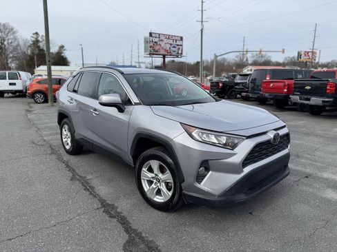 Used 2020 Toyota RAV4 XLE FWD image 2