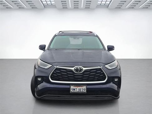 Used 2023 Toyota Highlander XLE image 2