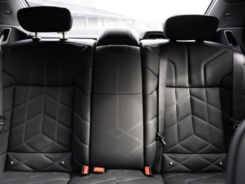 Used 2024 BMW 760i xDrive w/ Premium Package 2 image 7