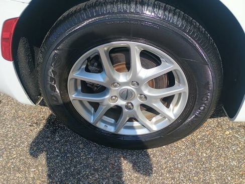 Used 2023 Chrysler Pacifica Touring-L FWD image 11