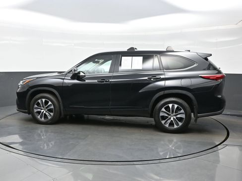 Used 2023 Toyota Highlander XLE AWD/4WD image 3
