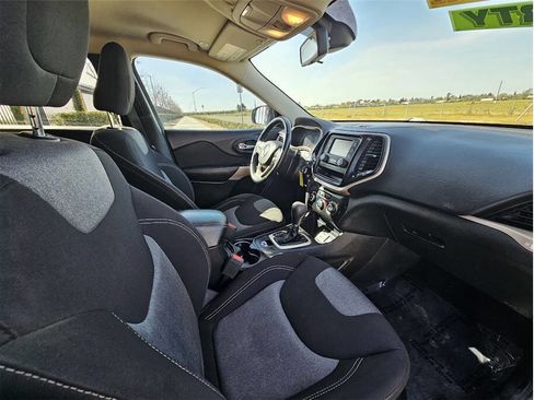 Used 2018 Jeep Cherokee Latitude w/ Altitude Package image 12