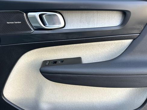 Certified 2025 Volvo XC40 B5 Plus AWD/4WD image 21