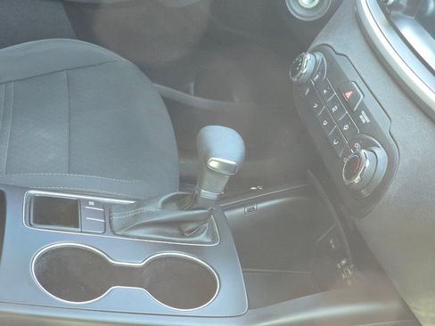 Used 2019 Kia Sorento LX image 9