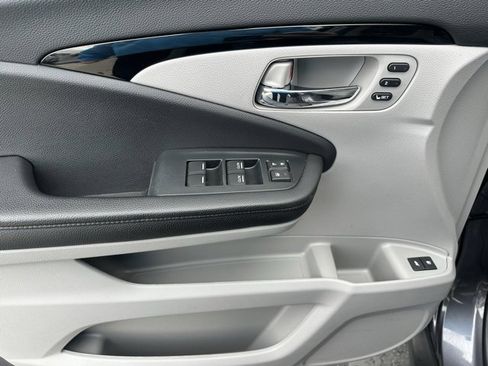 Used 2022 Honda Pilot Touring image 3