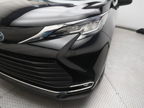 Used 2023 Toyota Sienna XLE image 24