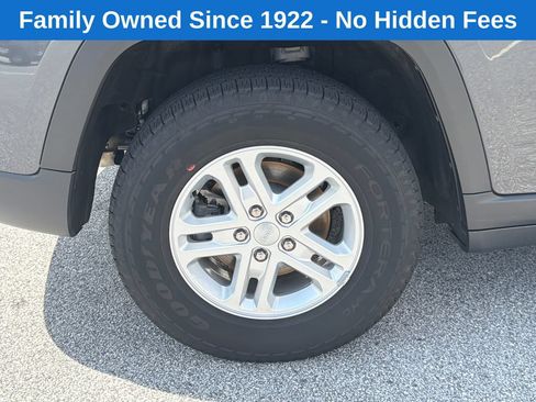 Used 2025 Jeep Grand Cherokee Laredo w/ Trailer Tow Package AWD/4WD image 17