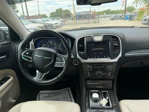 Used 2018 Chrysler 300 Touring w/ Chrome Appearance Package RWD image 14