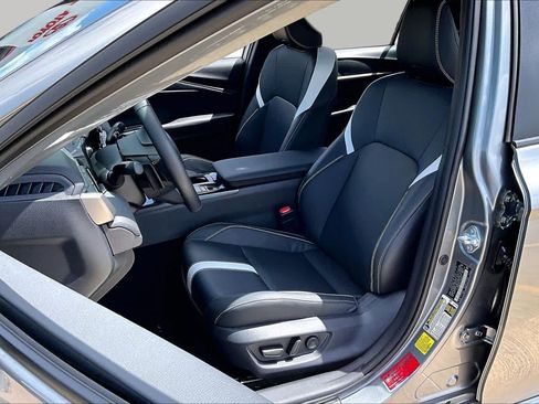 Used 2026 Toyota Camry SE w/ Convenience Package FWD image 8