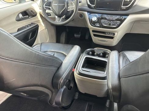Used 2023 Chrysler Pacifica Touring-L FWD image 37