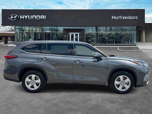Used 2020 Toyota Highlander LE FWD image 4