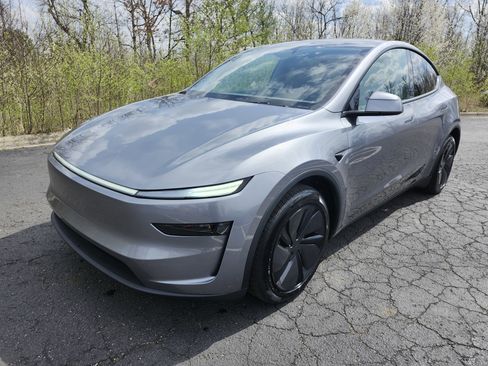 Used 2026 Tesla Model Y AWD image 12
