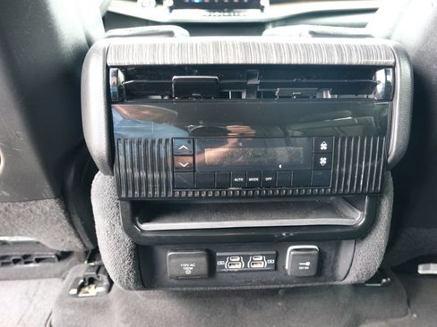 Used 2022 Jeep Wagoneer Series II AWD/4WD image 30