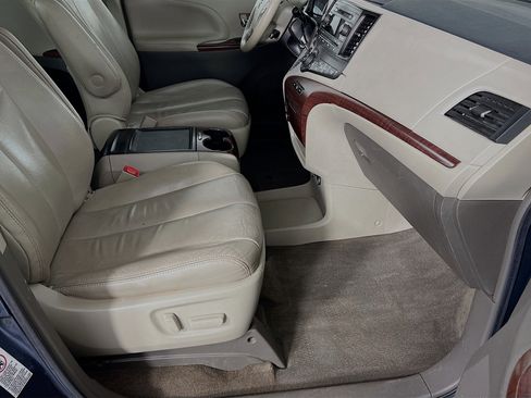 Used 2014 Toyota Sienna XLE image 21