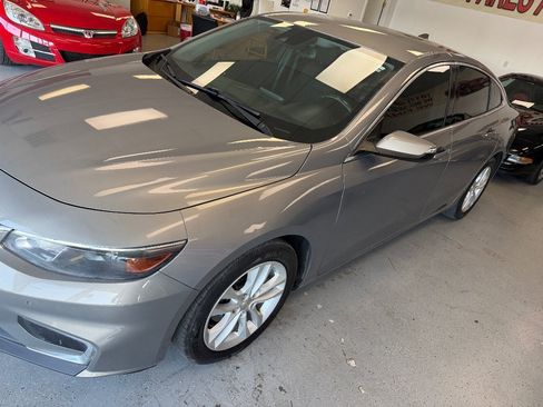 Used 2018 Chevrolet Malibu LT w/ Driver Confidence Package FWD image 4