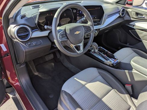 Used 2025 Chevrolet Trax LT w/ LT Convenience Package image 17