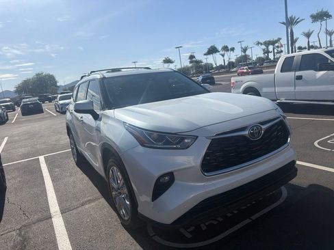 Used 2023 Toyota Highlander Limited FWD image 3