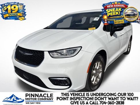 Used 2025 Chrysler Pacifica Select FWD image 2