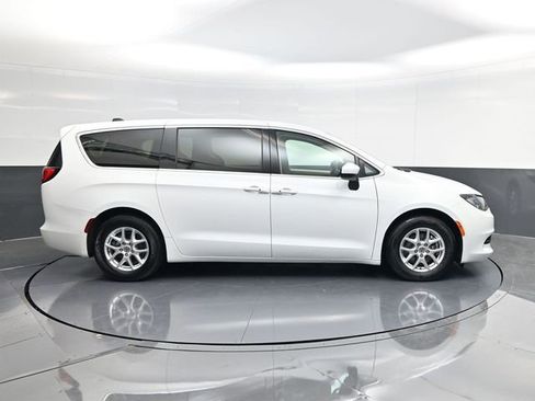 Used 2023 Chrysler Voyager LX FWD image 2