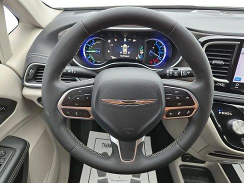 Used 2024 Chrysler Pacifica Select image 14