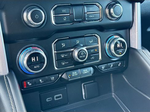 Used 2023 GMC Yukon SLT image 16